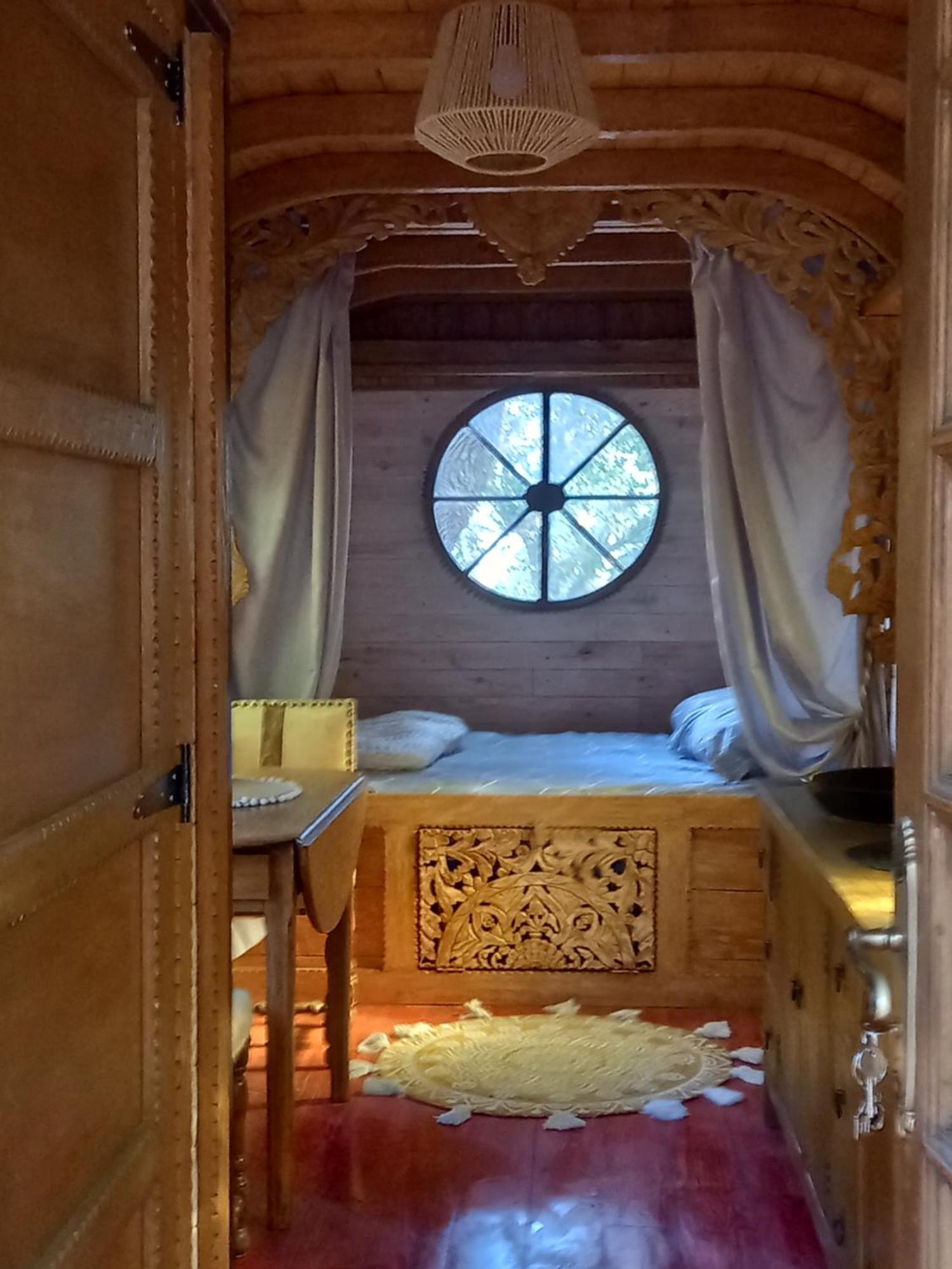 La Roulotte Du Petit Paradis Saint-Rémy-de-Provence Εξωτερικό φωτογραφία